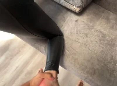 骚货求射大屁股 撕开皮裤羞辱 后入开裆母狗